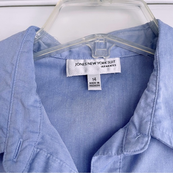 Sleeveless Blouse - Picture 2 of 4